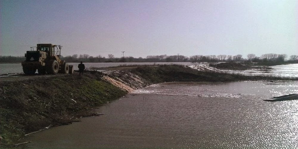 «Ανοιχτά ακόμη τα αναχώματα σε Ψαθάδες και Πραγγί» λέει η ΟΑΣΕ – Η γραφειοκρατία φταίει, τονίζει ο Κ.Βενετίδης